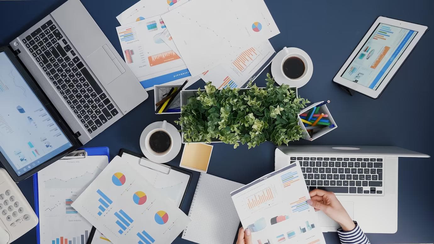 personal de recursos humano analizando datos del tiempo efectivo de trabajo