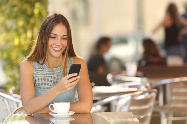 mujer tomando un café