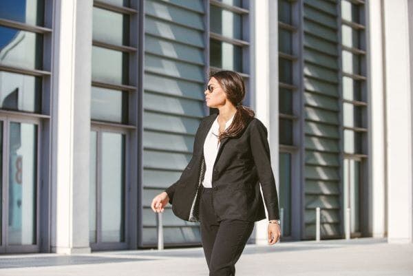 trabajadora camino a la oficina