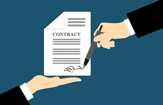 Dos personas firmando un documento.