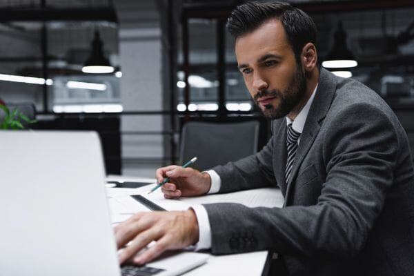 trabajador en oficina