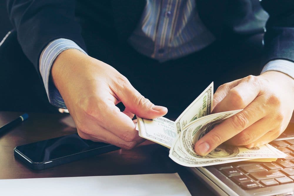Personal de recursos humanos contando billetes para el pago de sueldo