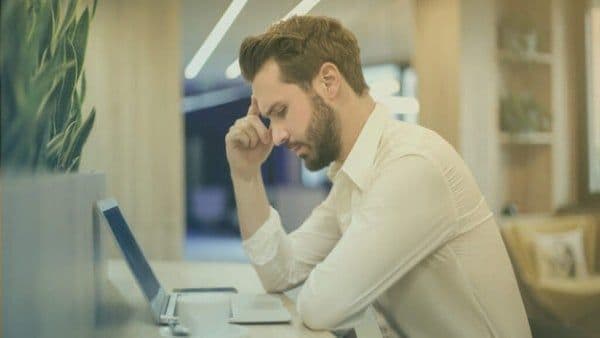 Hombre frente a la computadora preocupado por sus debilidades