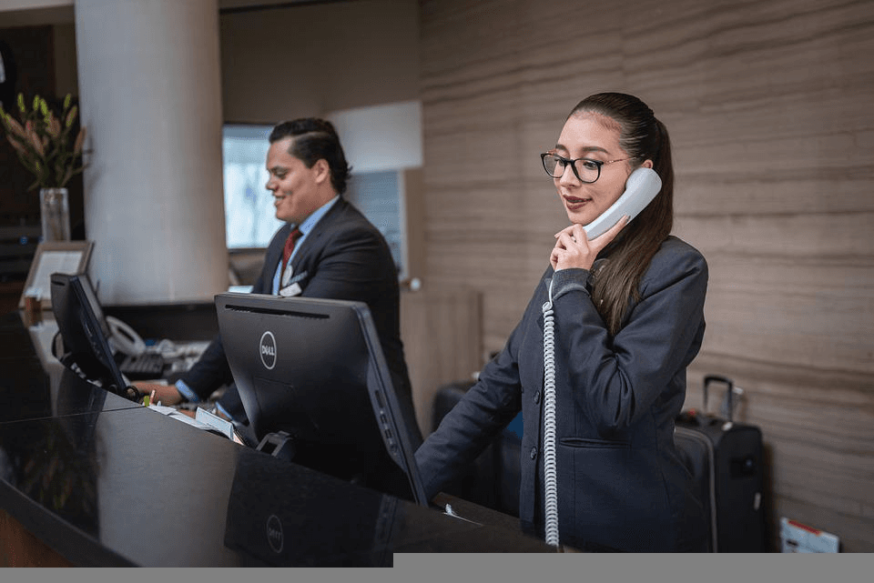 Personal en la recepción de un hotel.