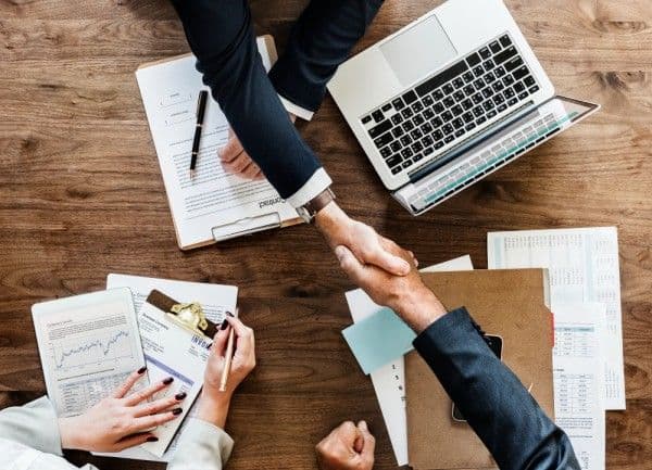 Personas estrechando sus manos, simbolizando las buenas relaciones interpersonales.