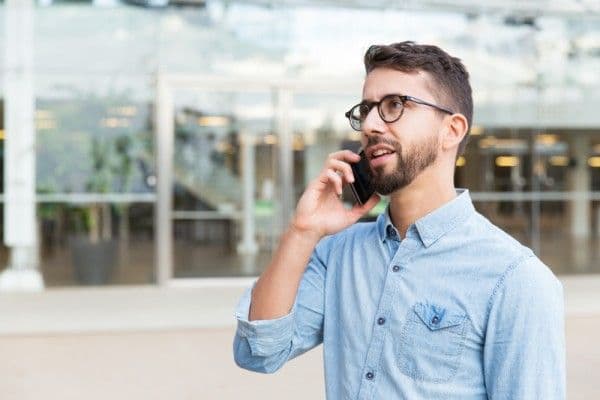 hombre joven realizando una llamada telefónica.
