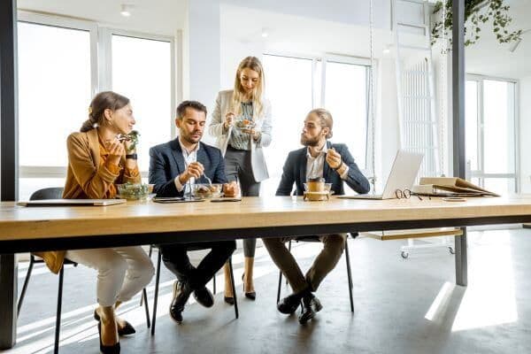 empleados en el comedor
