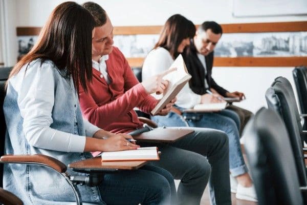 Conversación de dos personas durante una charla de formación.