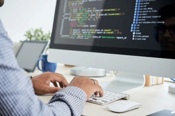 Hombre trabajando con código de programación