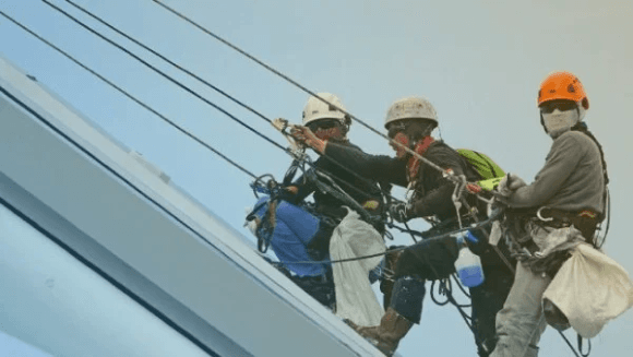 Hombre en edificio trabajando en las alturas