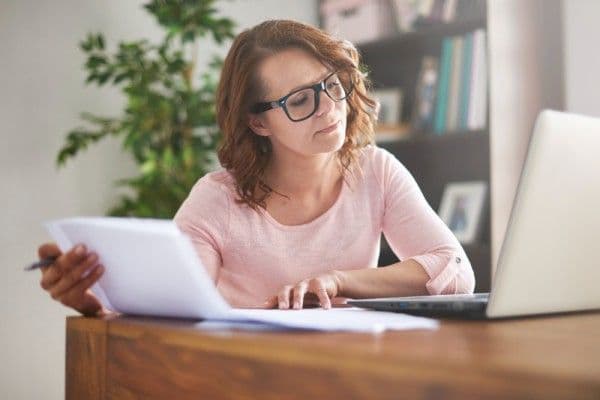 Mujer trabajando con su laptop desde casa.