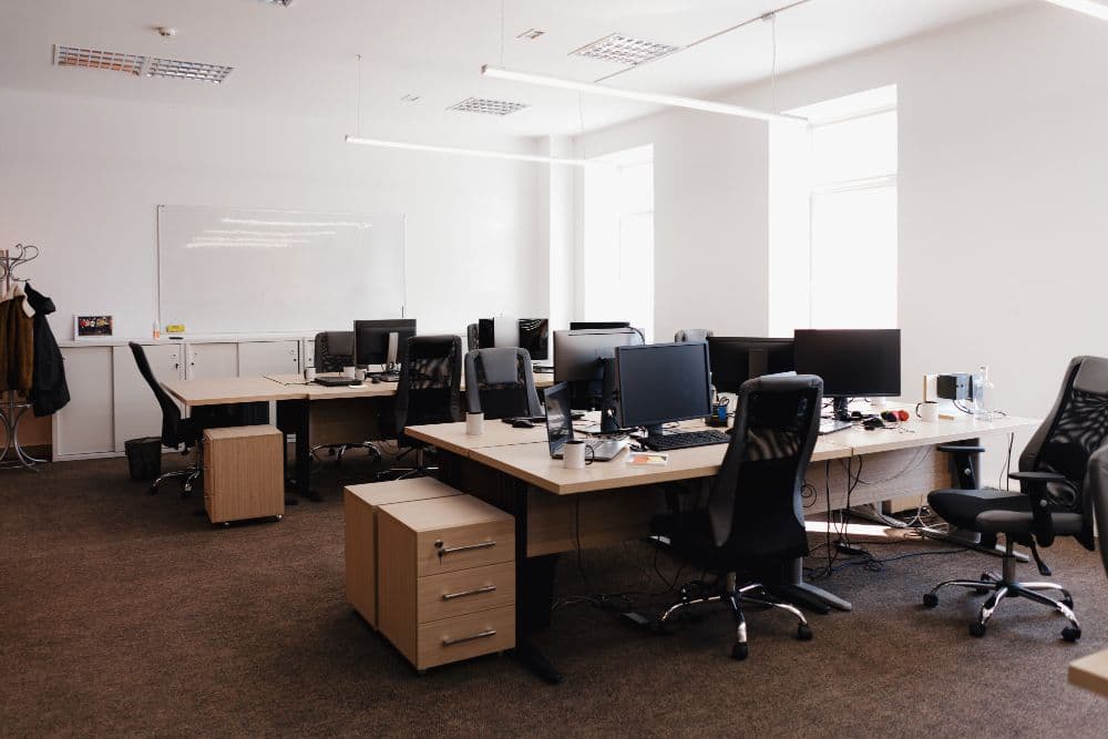 Oficina vacía ya que no se encuentra el personal de la empresa, representa ausentismo.