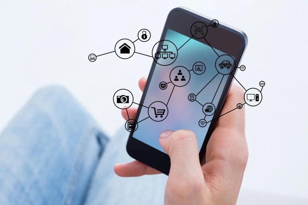Primer plano de mano utilizando un teléfono inteligente. Se muestra una representación gráfica de los íconos de las aplicaciones.