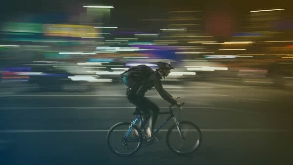 Hombre andando en bicicleta por el recargo nocturno en colombia