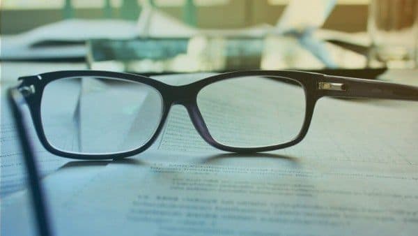 Anteojos de leer para leer un contrato