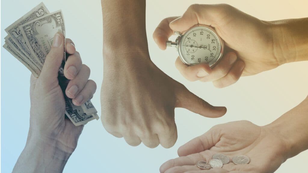 Manos cambiando tiempo por dinero