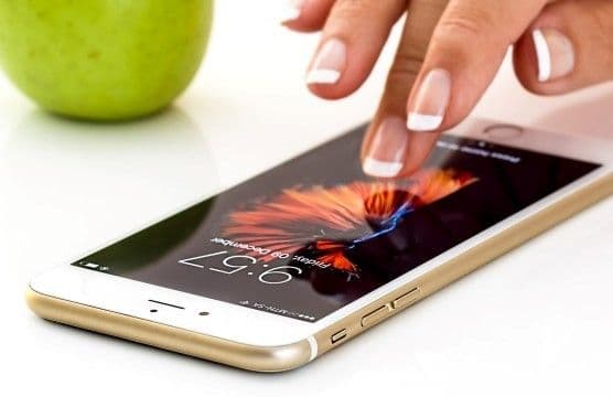 plano detalle de mujer usando un teléfono inteligente.