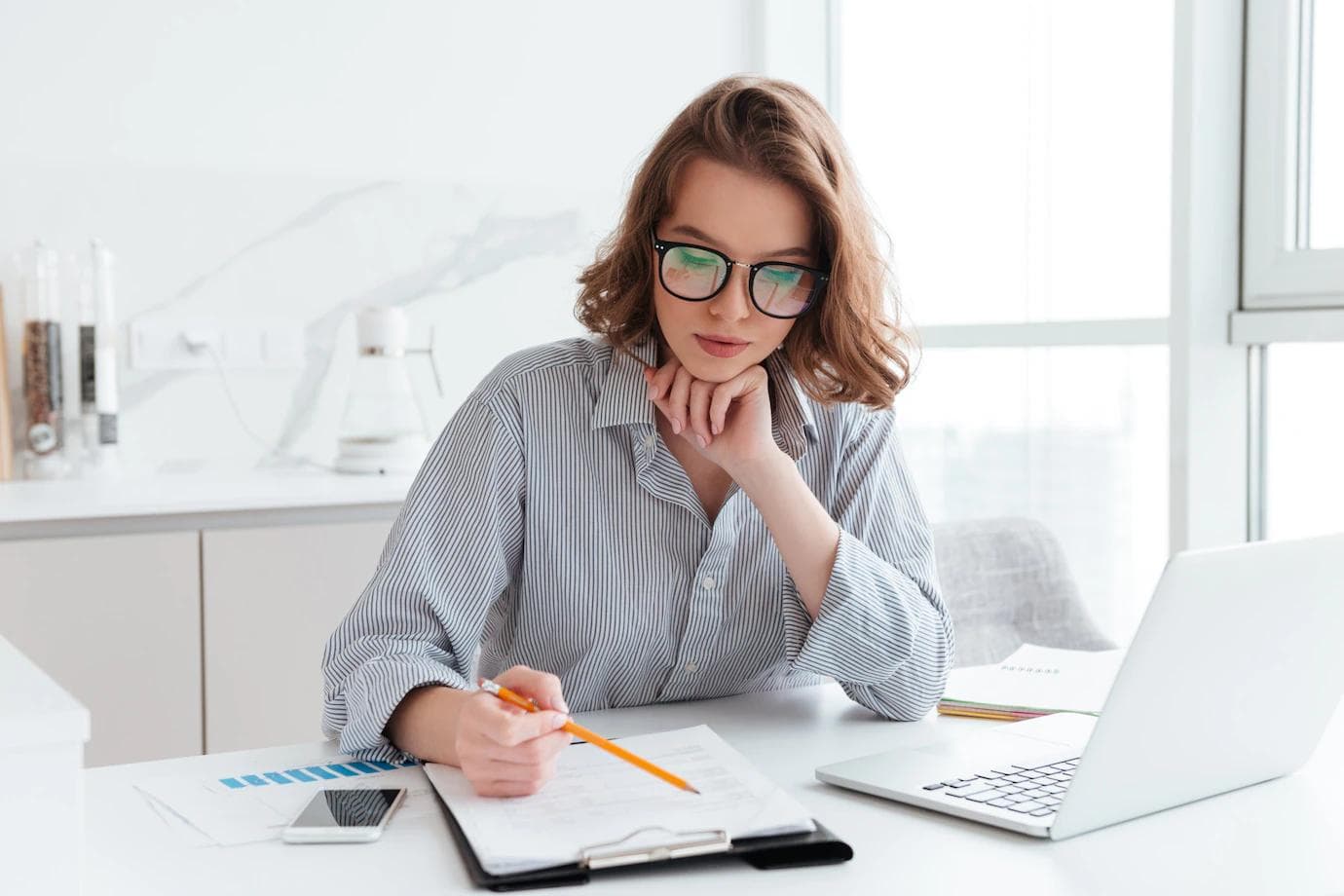 mujer trabajando en su oficina