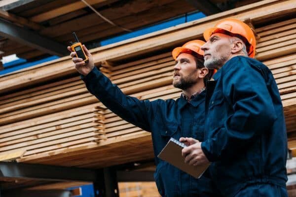 trabajadores en la construcción
