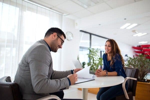 Hombre entrevista a candidata para la empresa.