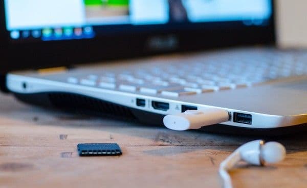 Dispositivo usb conectado a computadora.