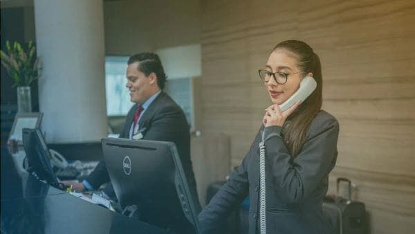 recepcionistas em uma empresa