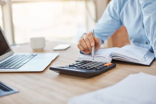 personas calculando dinero