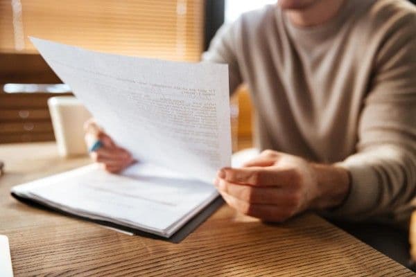 contratista revisando documentos para labores administrativas.