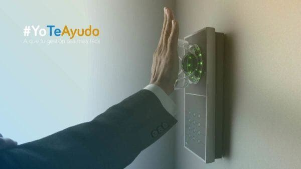 Trabajador marcando asistencia con un reloj checador digital moderno