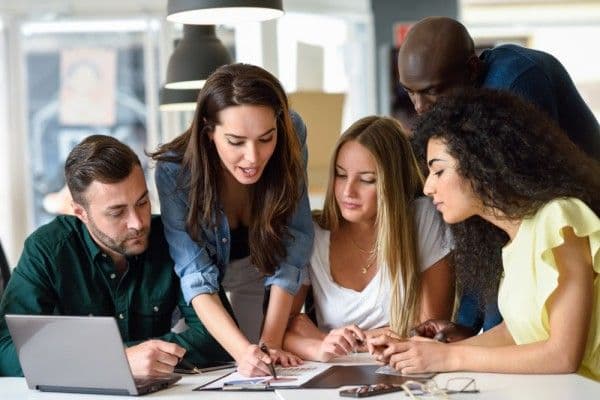 Mujer realizando proceso de onboarding a nuevos empleados.