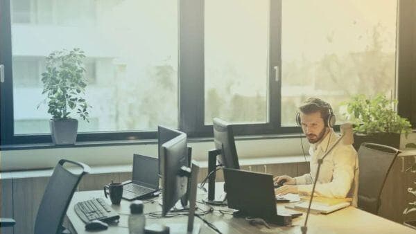 Hombre trabajando en la jornada parcial en chile