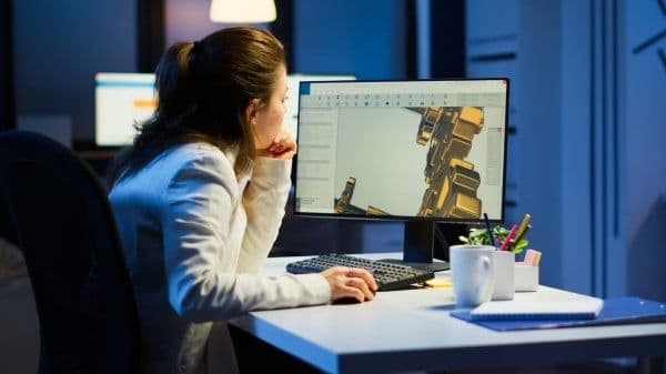 Arquitecta cansada que trabaja en horas extras.