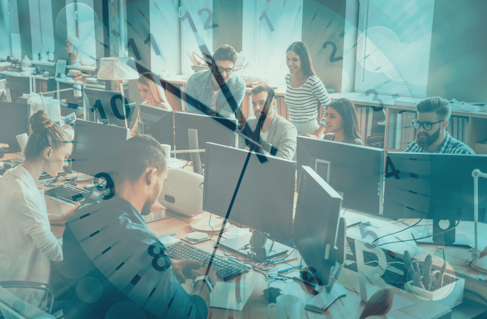 Equipo de oficina trabajando, con reloj superpuesto que representa la reforma laboral y los cambios en recargos dominicales, festivos y horario nocturno.