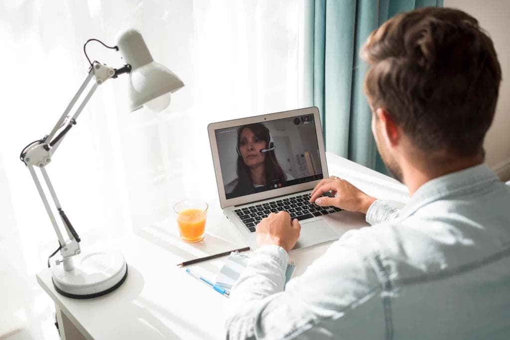 Videoconferencia de trabajo entre dos personas.