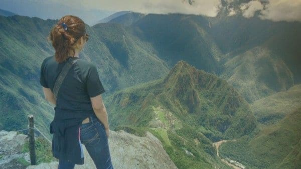 Mujer durante está en unas colinas disfrutando sus vacaciones según lo que indica el decreto legislativo 713.