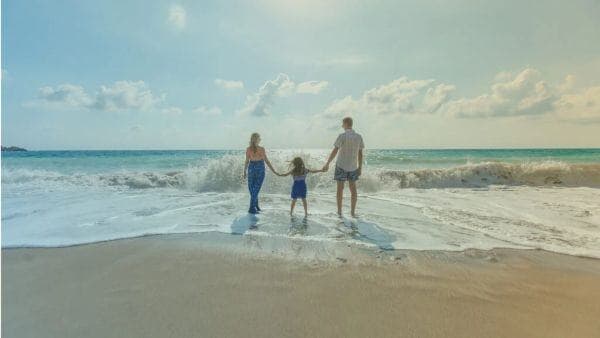 Familia disfrutando en la plata por las vacaciones progresivas en chile