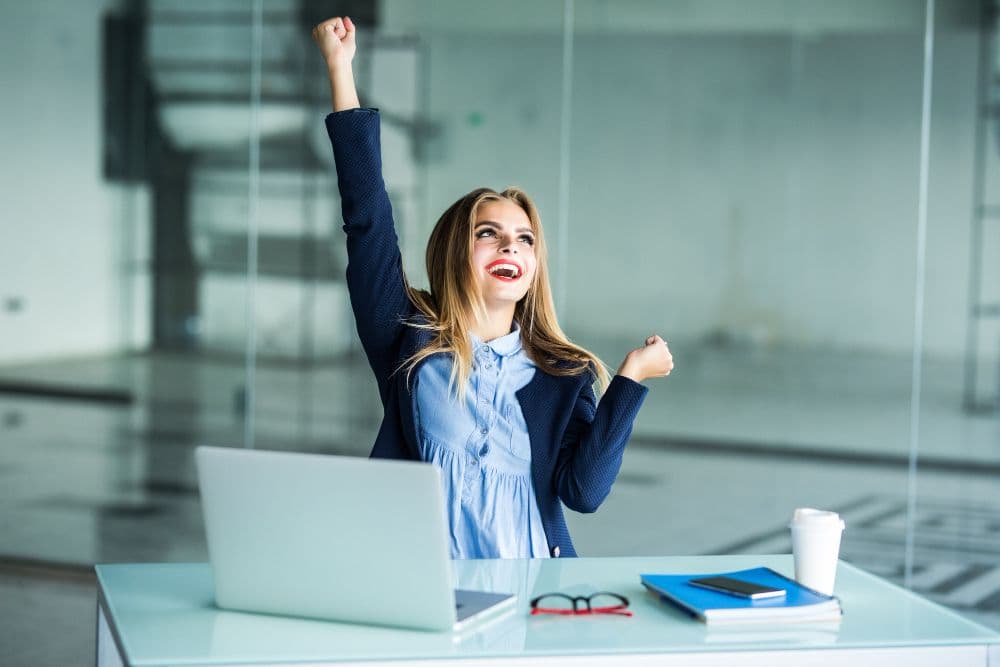 mujer joven trabajando feliz gracias a la flexibilidad laboral