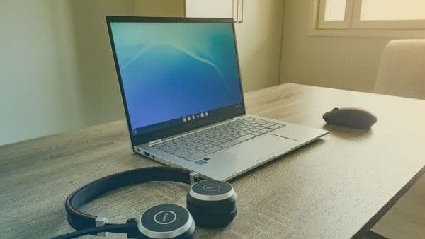 Laptop sobre escritorio simboliza el teletrabajo y lo que dice el decreto legislativo 728.
