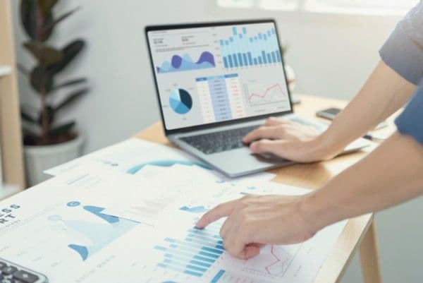 Empresario analizando indicadores de gestión de su empresa.
