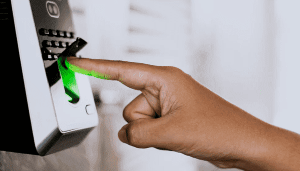 Persona marcando asistencia