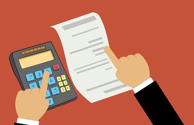 Ilustración de persona realizando un cálculo de sueldo con calculadora.
