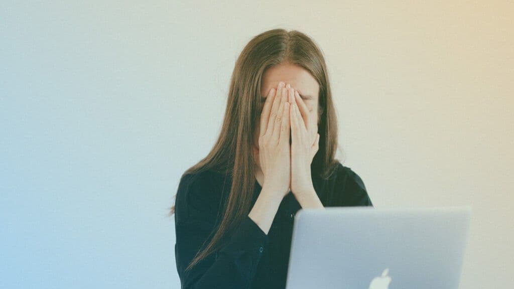Mujer llorando enfrente a la notebook