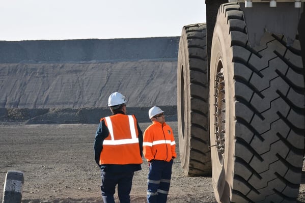 dos trabajadores en terreno en el rubro minero
