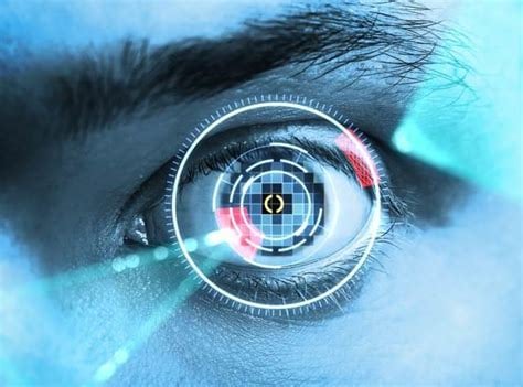 Imagen del ojo de una persona con una infografía sobre la biometría delante.