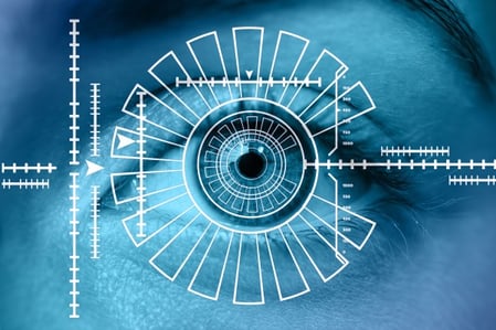 Plano detalle de iris de ojo siendo reconocido por un reconocimiento facial.