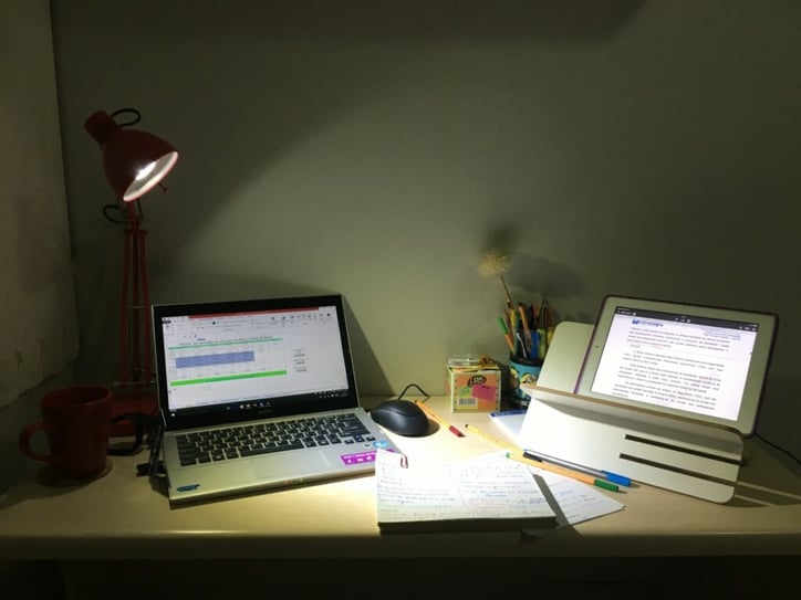 Dos ordenadores sobre un escritorio.