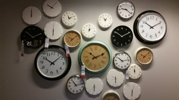 Imagen con varios relojes de pared colocados en una tienda.