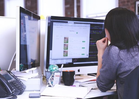 mujer trabajando en un software computacional, simboliza la transformación digital en el trabajo.