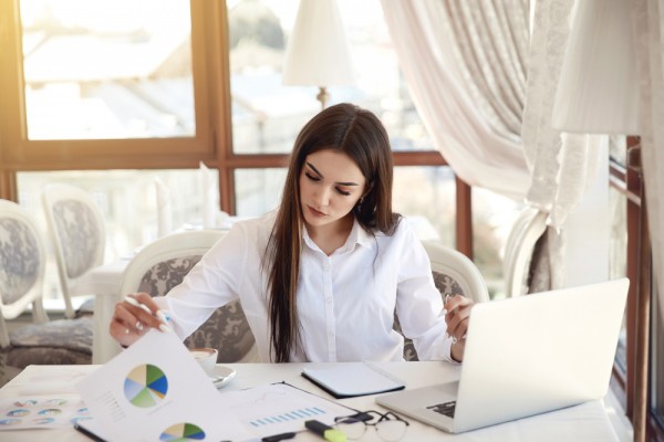 young-brunette-business-lady-is-analyzing-diagrammes-and-working-on-the-laptop-1-1