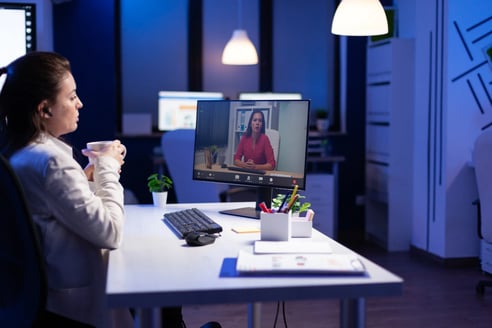 jefa entrevistando a una candidata por videoconferencia